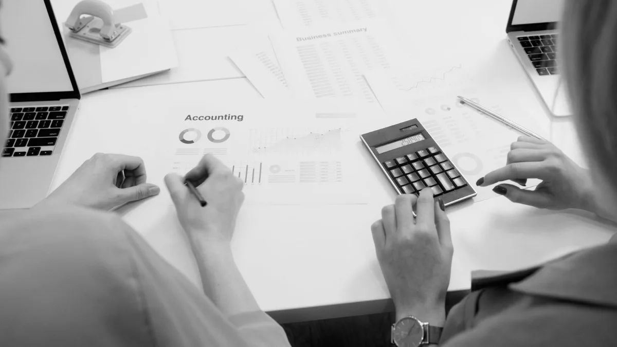 Scrivania con report finanziari e calcolatrice per il calcolo dell’EBITDA