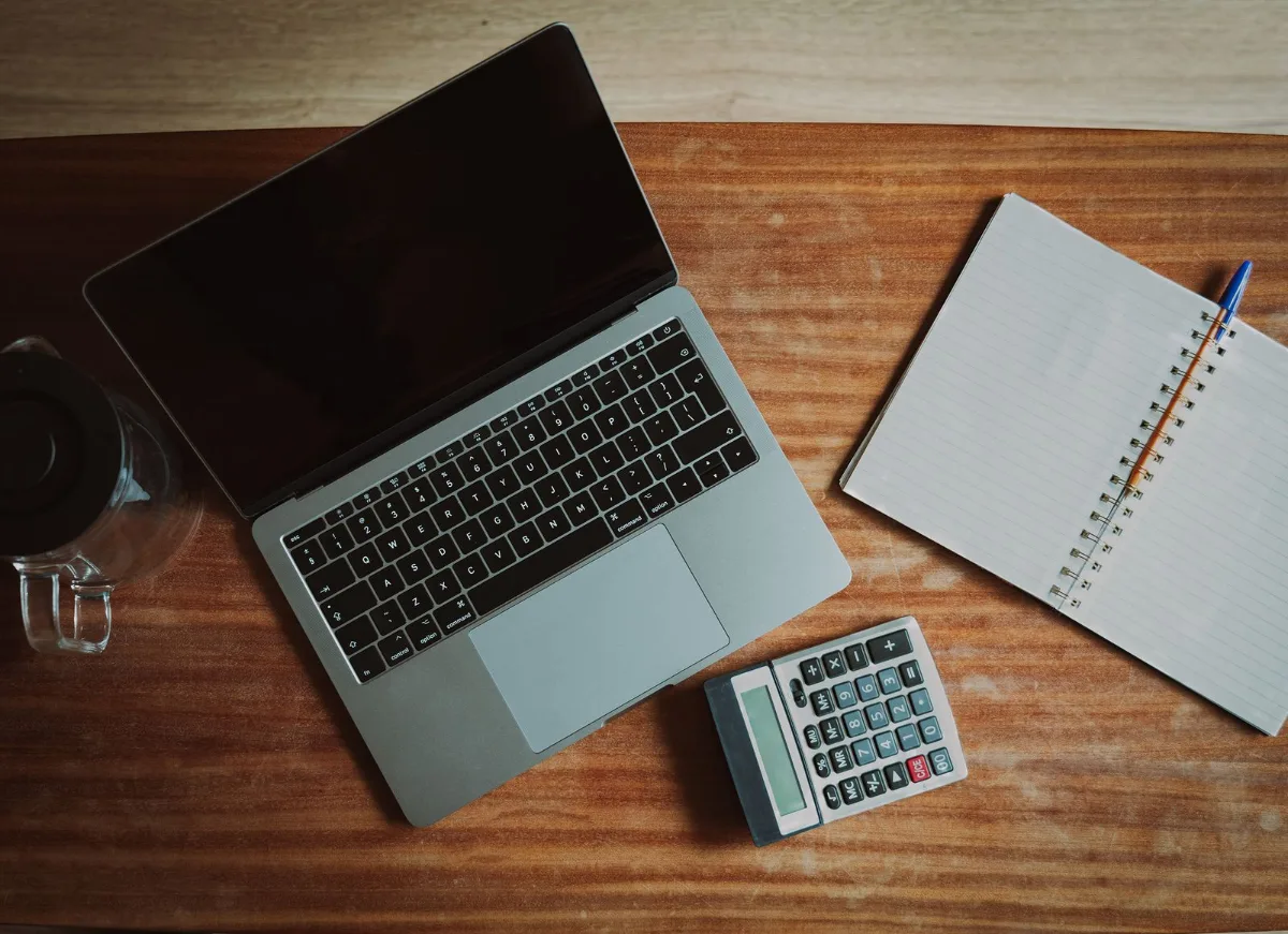 Documenti e calcolatrice per una decisione make or buy