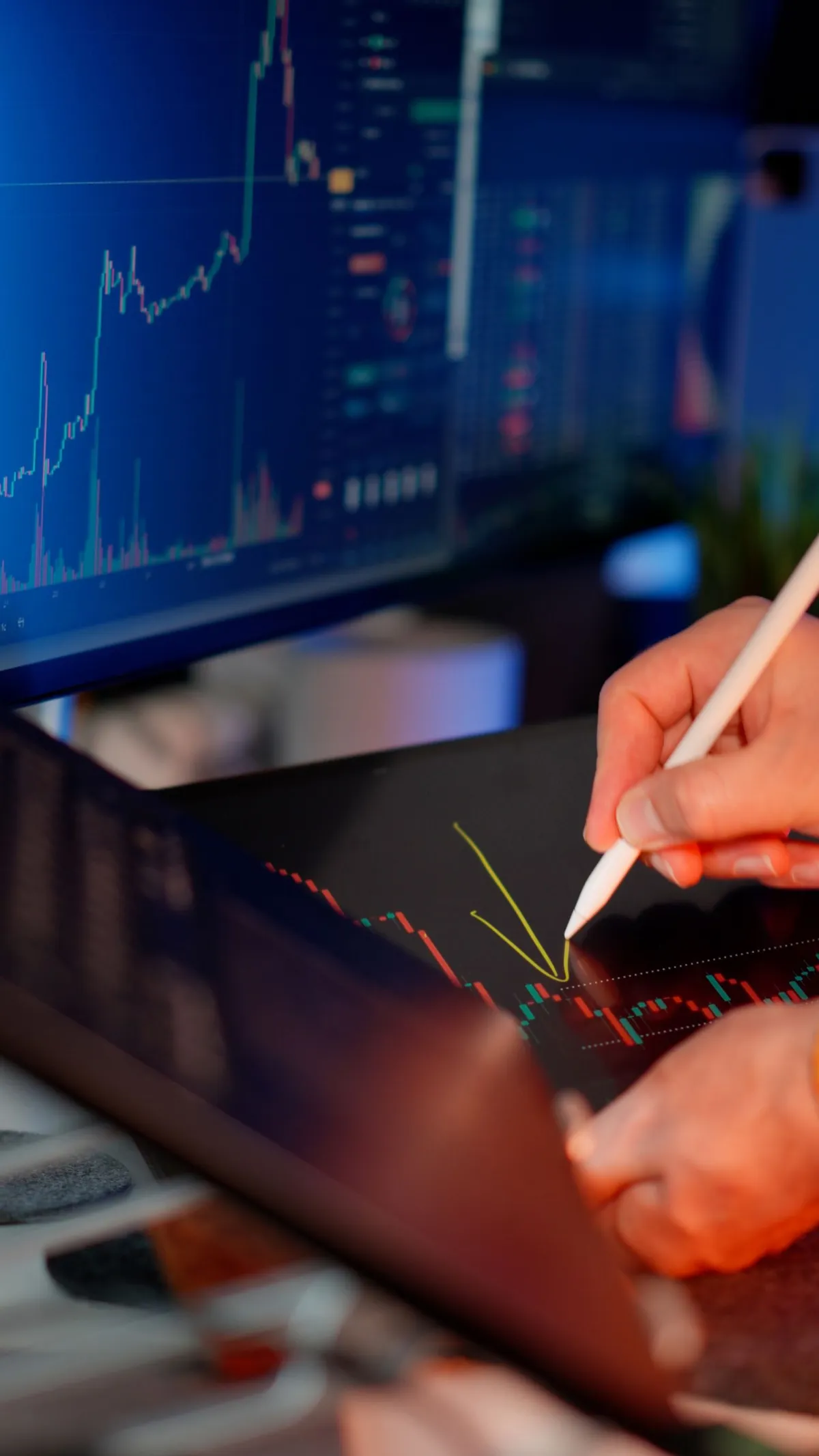 Analisi di dati finanziari su tablet con stilo